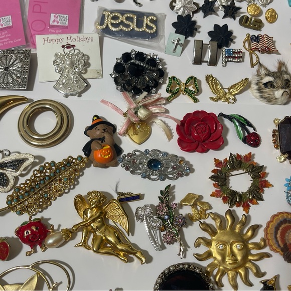 Vintage Brooches Pedants Antique Pins Signed Military, Summer, Fall, Religious - Picture 5 of 17